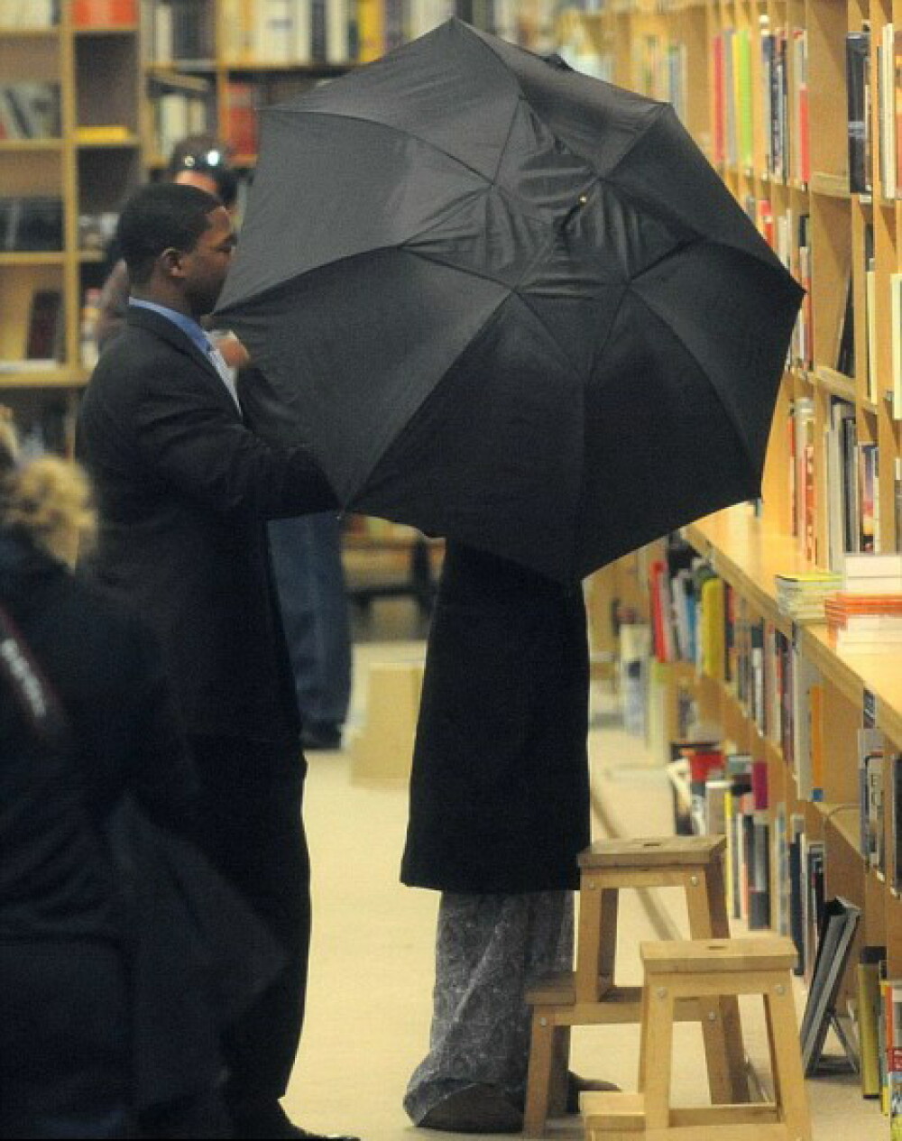 Cine se ascunde sub umbrela-ela-ela in librarie? - Imaginea 1