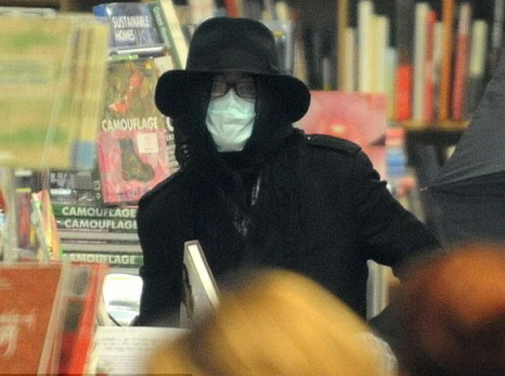 Cine se ascunde sub umbrela-ela-ela in librarie? - Imaginea 2