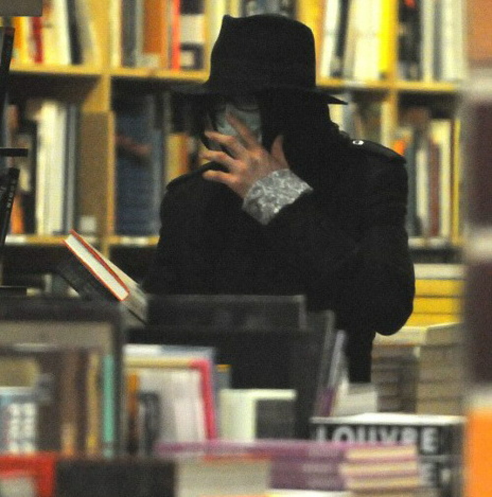Cine se ascunde sub umbrela-ela-ela in librarie? - Imaginea 3