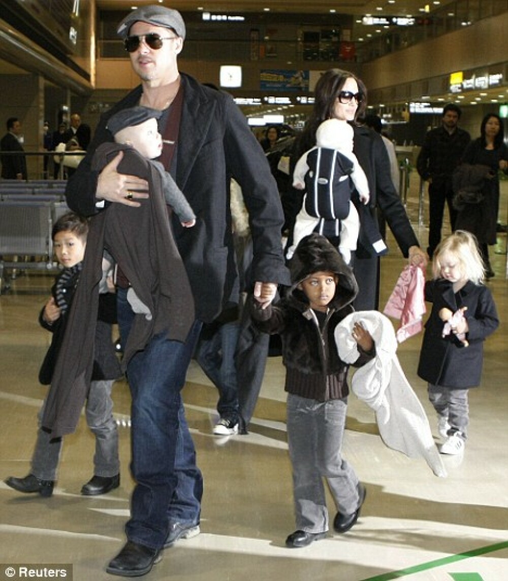 Vezi primele imagini cu Brad, Angelina si cei 6 copii - Imaginea 1