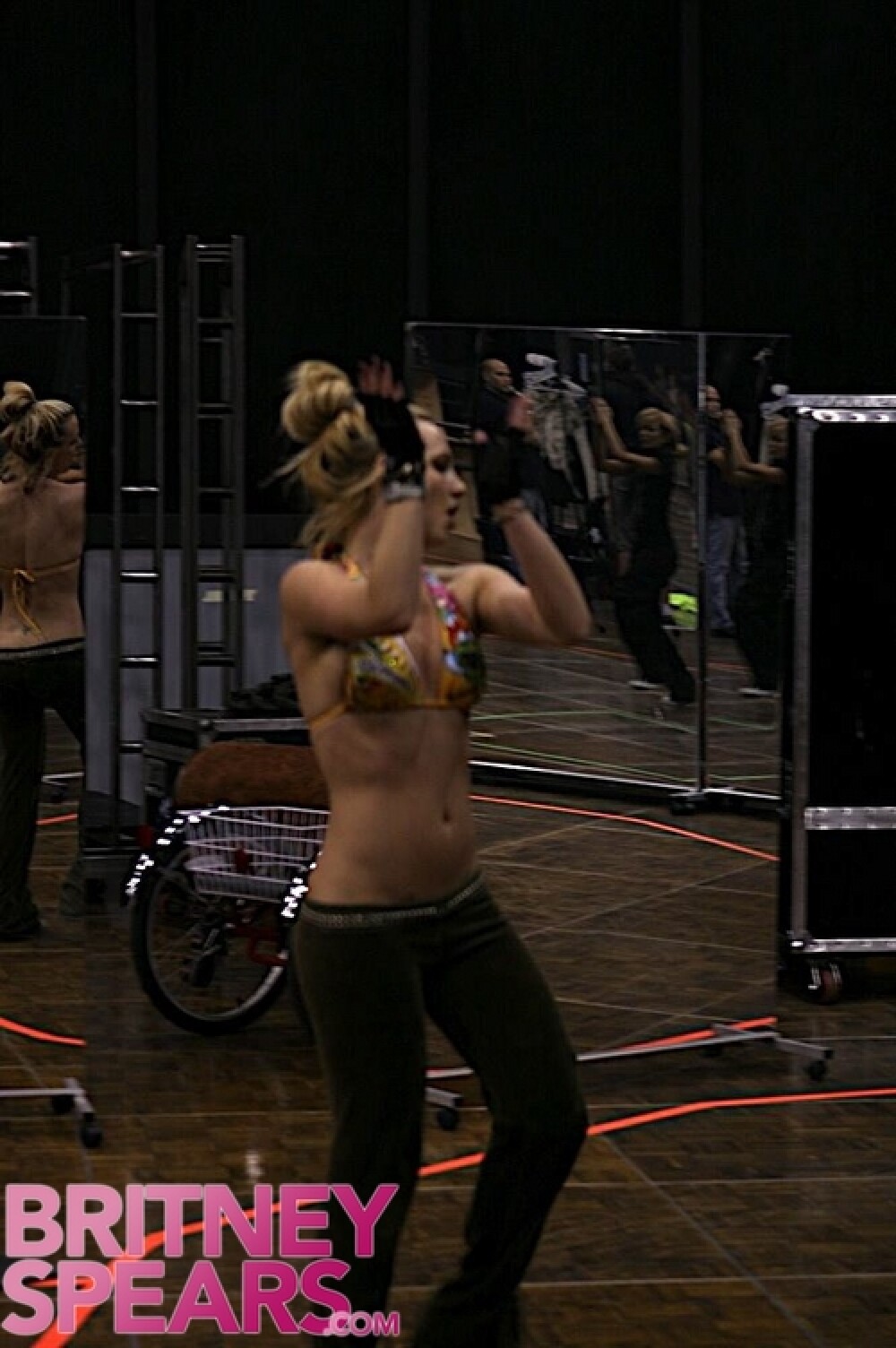 Britney in actiune! Vezi imagini de la filmarile videoclipului Circus - Imaginea 2