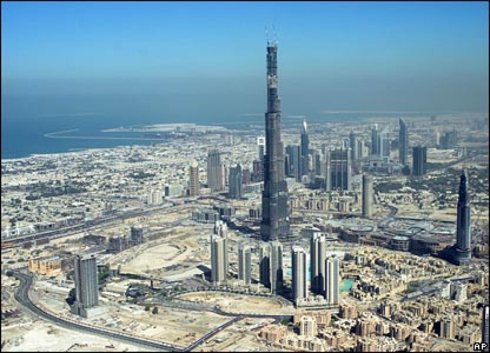 Din culisele Burj Dubai: lux construit de muncitori platiti cu 4 dolari/zi - Imaginea 1