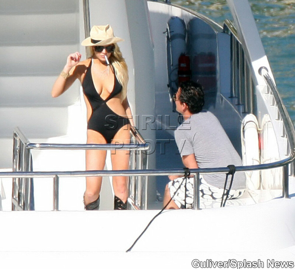 Lindsay Lohan si-a inceput anul cu tigara in gura, pe iaht - Imaginea 3