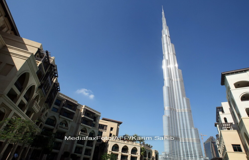 Din culisele Burj Dubai: lux construit de muncitori platiti cu 4 dolari/zi - Imaginea 6