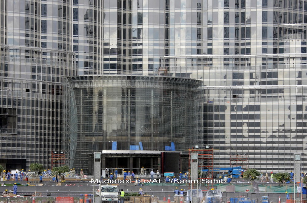 Din culisele Burj Dubai: lux construit de muncitori platiti cu 4 dolari/zi - Imaginea 7