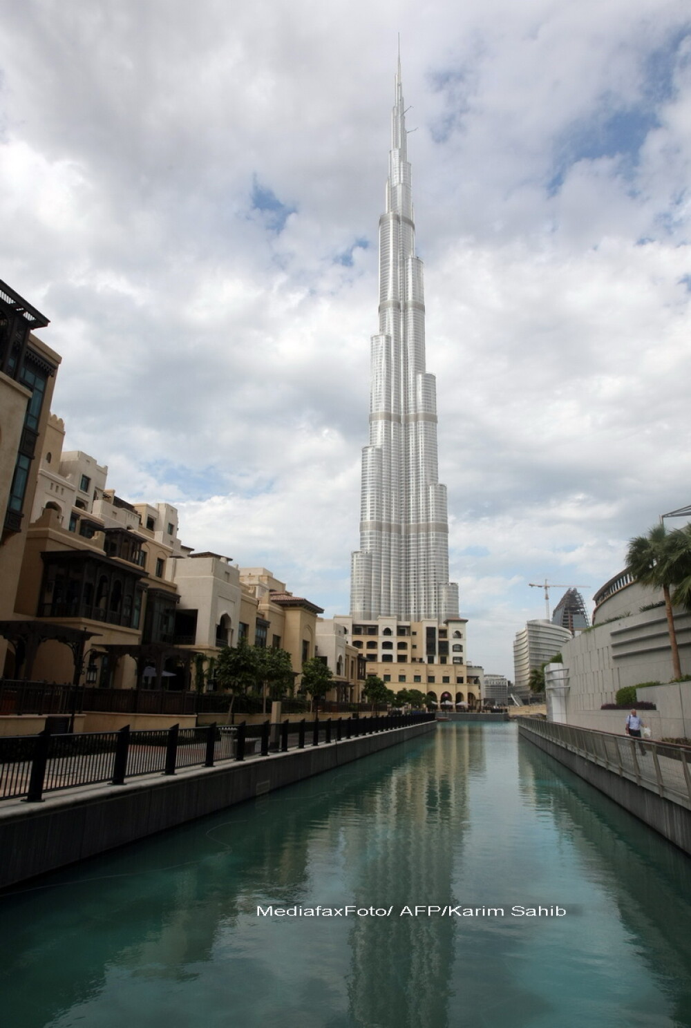 Burj Dubai s-a mutat! Vezi cum arata langa piramida lui Keops si Big Ben - Imaginea 7