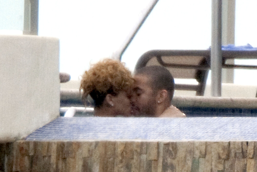 Pe cine saruta Rihanna in piscina?! - Imaginea 2