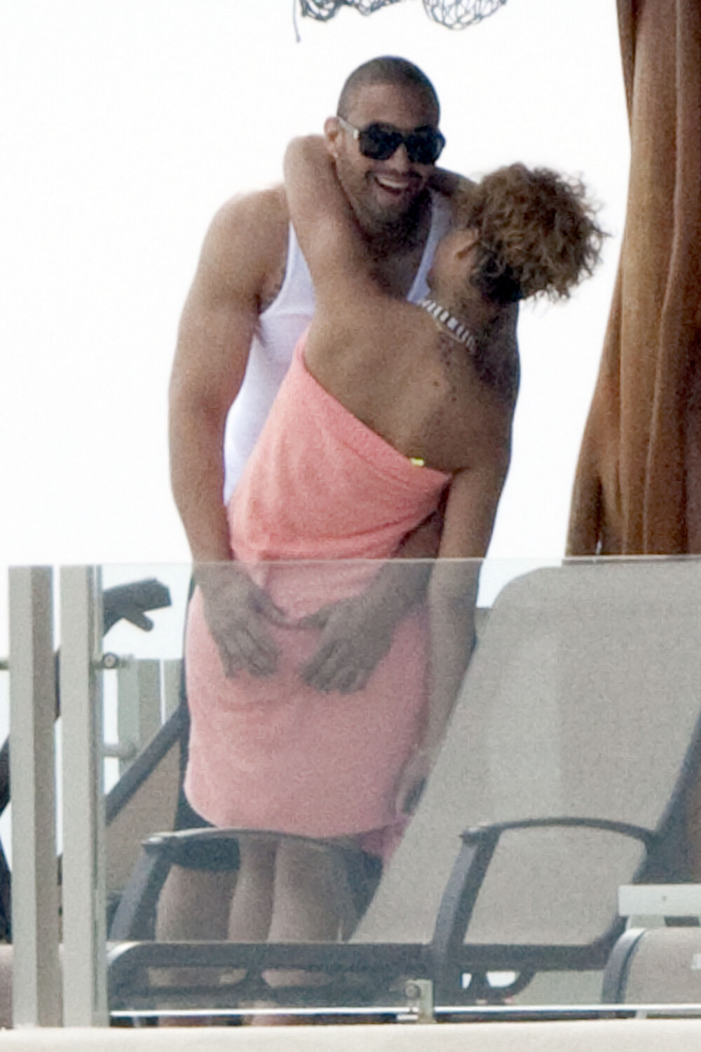 Pe cine saruta Rihanna in piscina?! - Imaginea 3