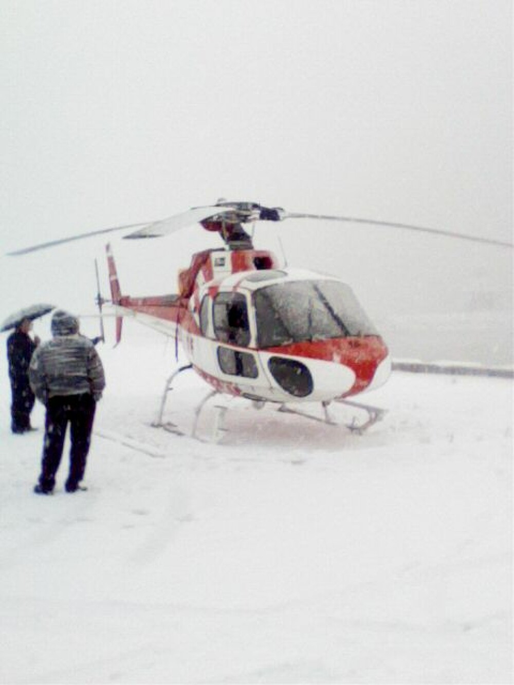 Orsova: Aterizare de urgenta a unui elicopter din cauza ninsorii! Vezi FOTO - Imaginea 1