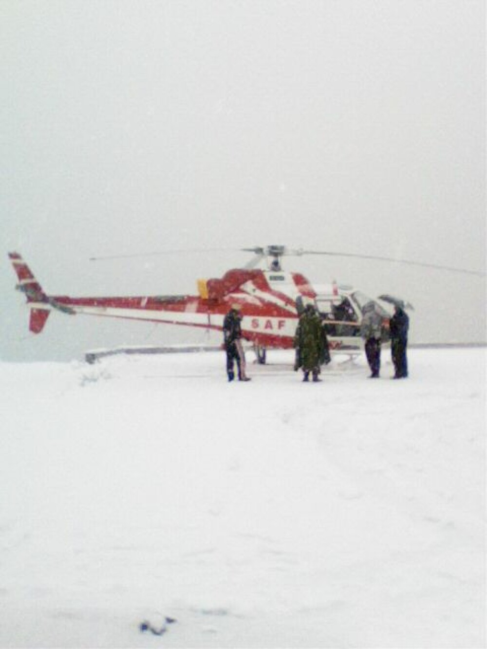 Orsova: Aterizare de urgenta a unui elicopter din cauza ninsorii! Vezi FOTO - Imaginea 2