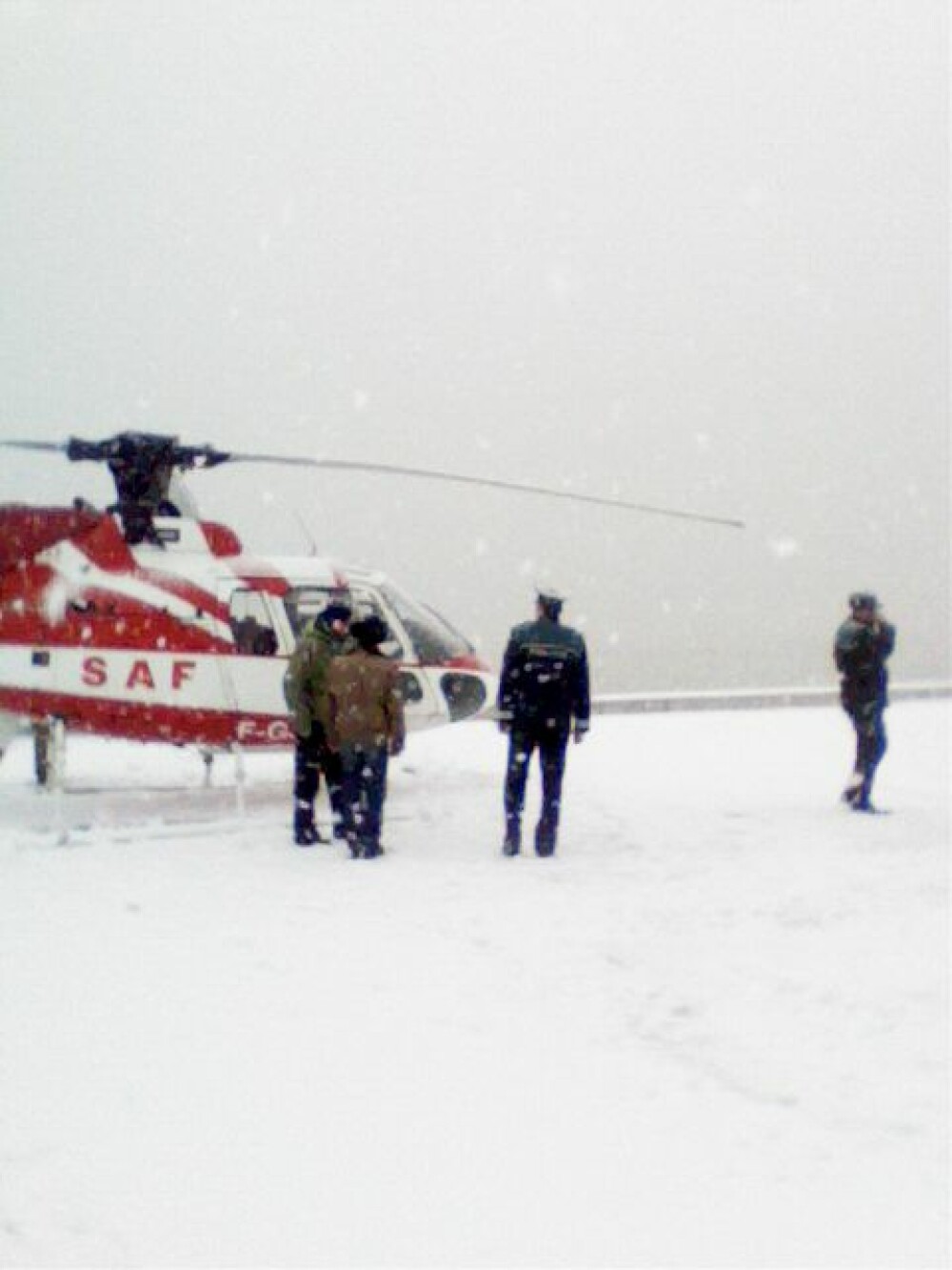 Orsova: Aterizare de urgenta a unui elicopter din cauza ninsorii! Vezi FOTO - Imaginea 4