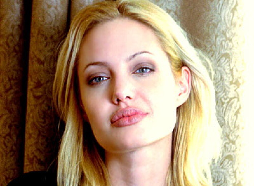Angelina Jolie si-a tras breton si suvite - Imaginea 4
