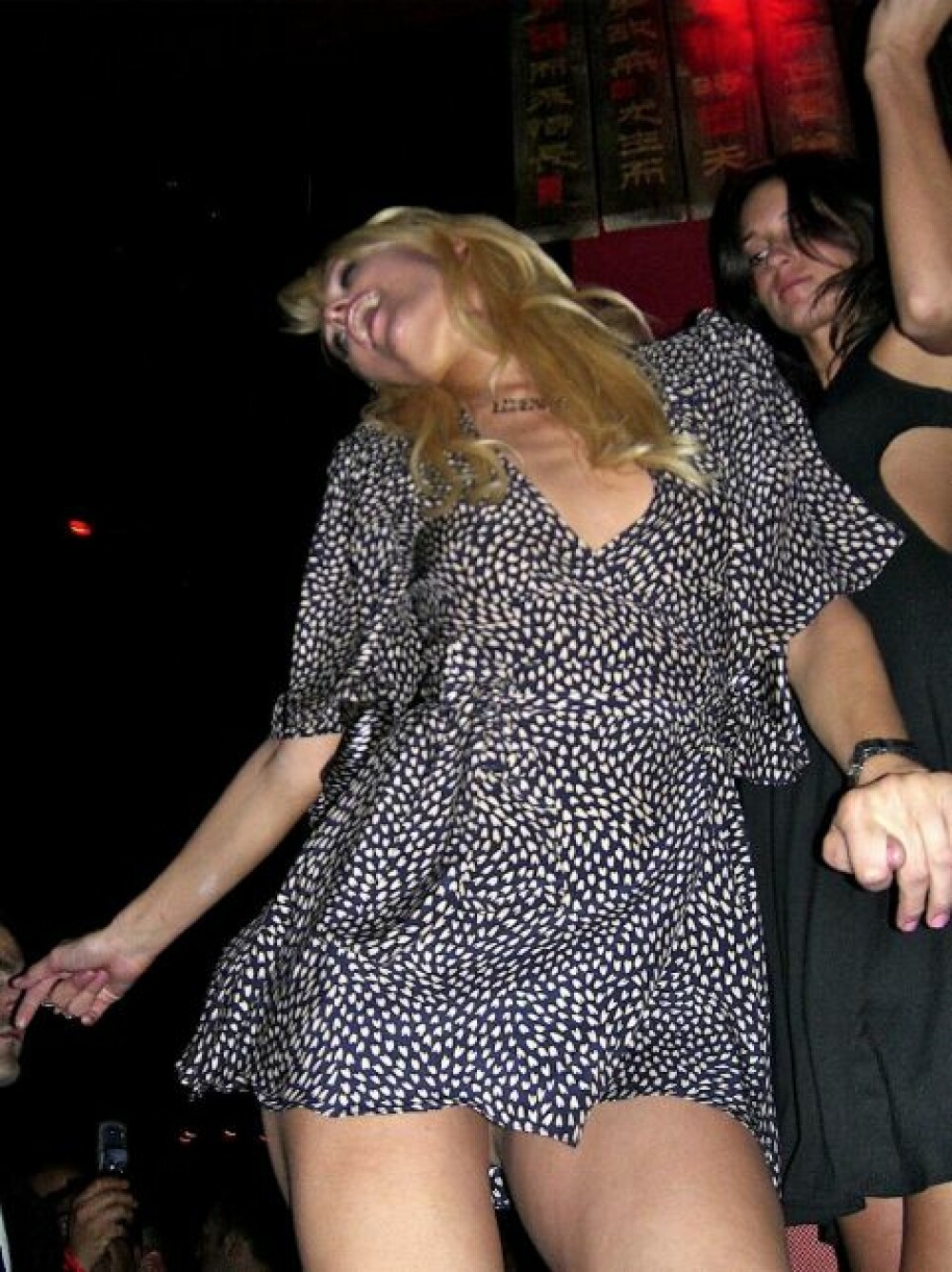 Paris Hilton danseaza in fundul gol! - Imaginea 3