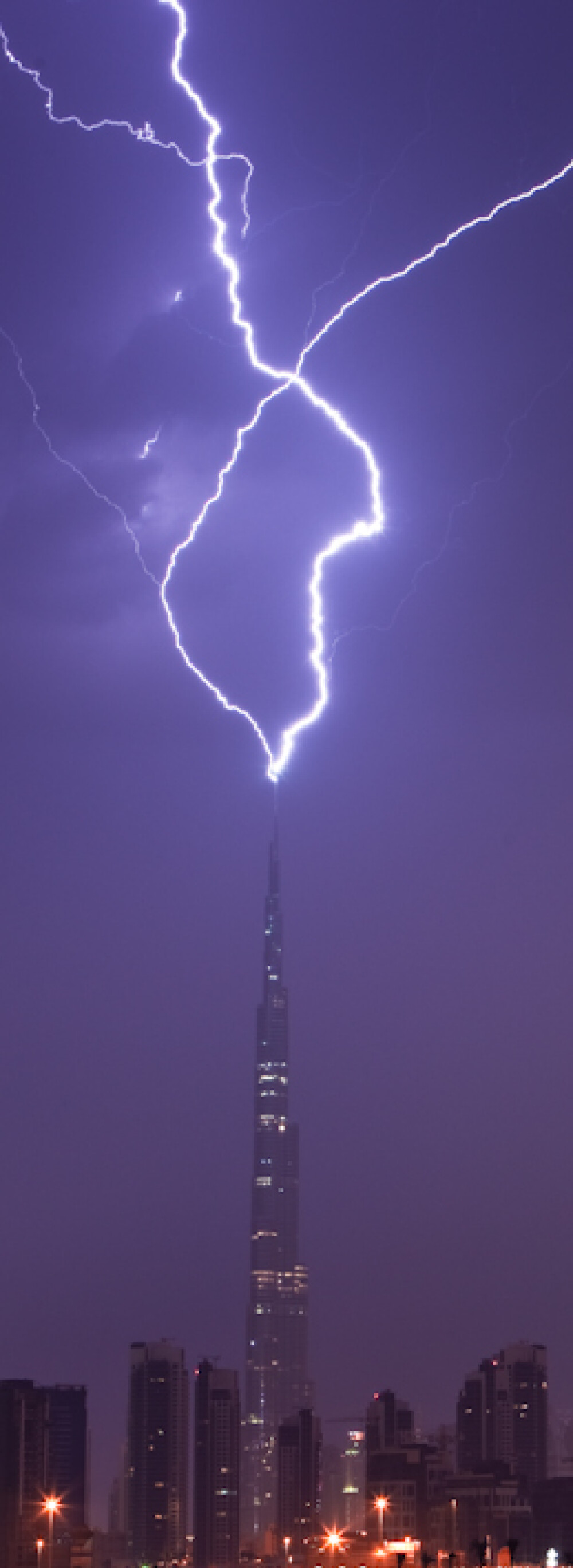Burj Khalifa, cea mai inalta cladire din lume, fulgerata! SUPER IMAGINI - Imaginea 6