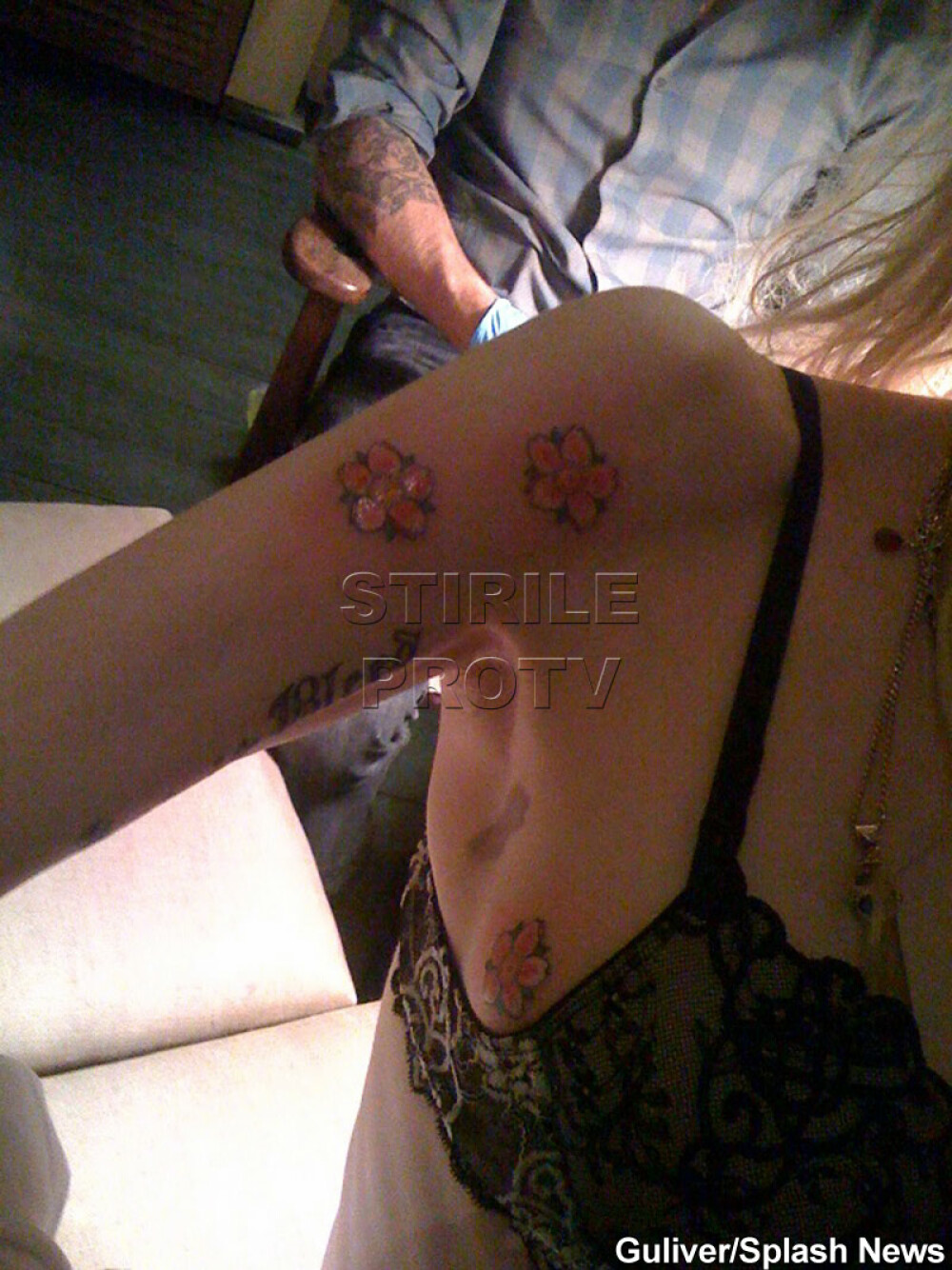 Courtney Love isi arata noile tatuaje de pe sani - Imaginea 4