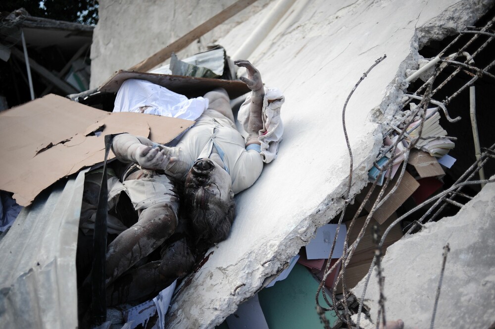 Port-au-Prince, orasul fantoma: zidurile vorbesc, cadavrele putrezesc! - Imaginea 5