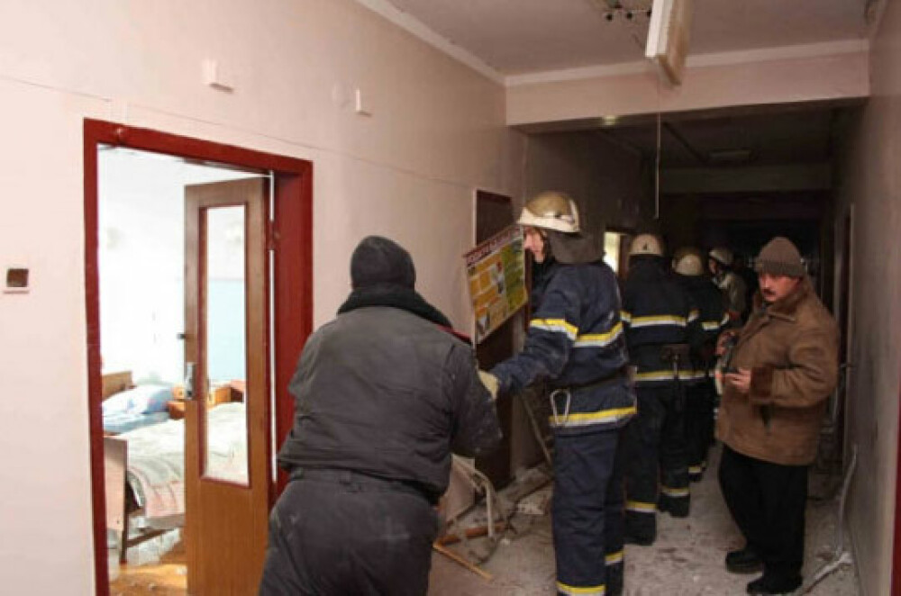 16 morti in urma unei explozii de proportii la un spital din Ucraina - Imaginea 5