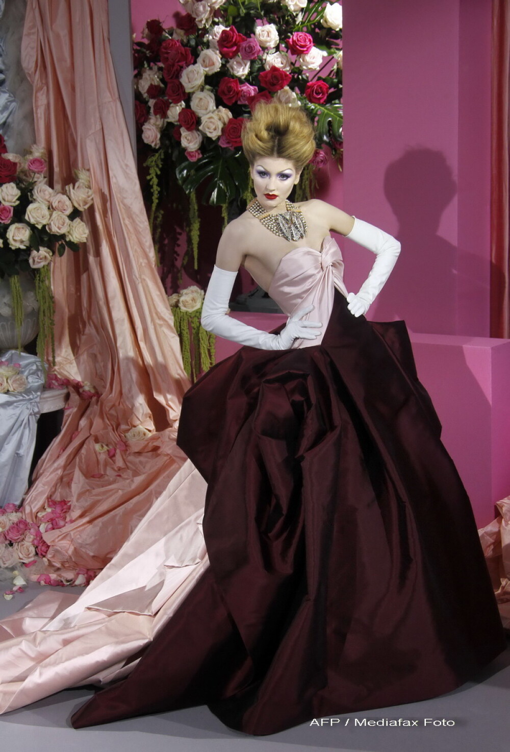 Sarmul aristocratiei europene, tema colectiei primavara-vara a Casei Dior - Imaginea 1