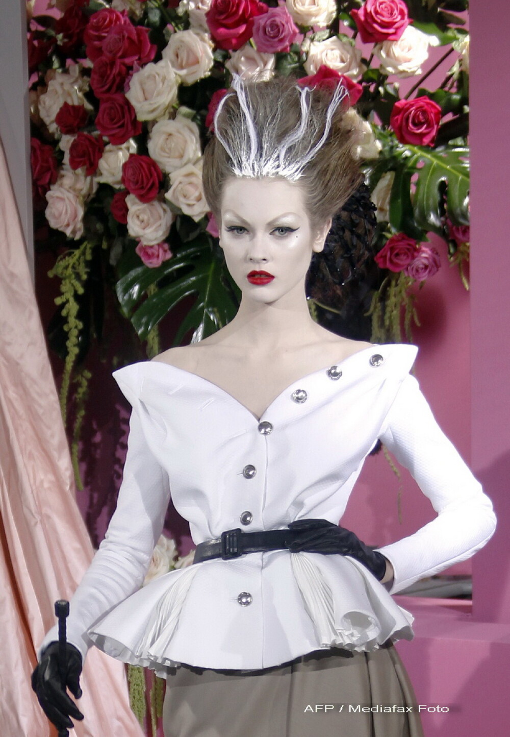 Sarmul aristocratiei europene, tema colectiei primavara-vara a Casei Dior - Imaginea 7