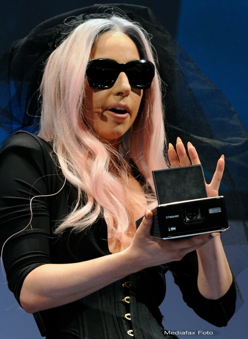 Lady GaGa va prezinta ochelarii de soare care pot face fotografii! - Imaginea 3