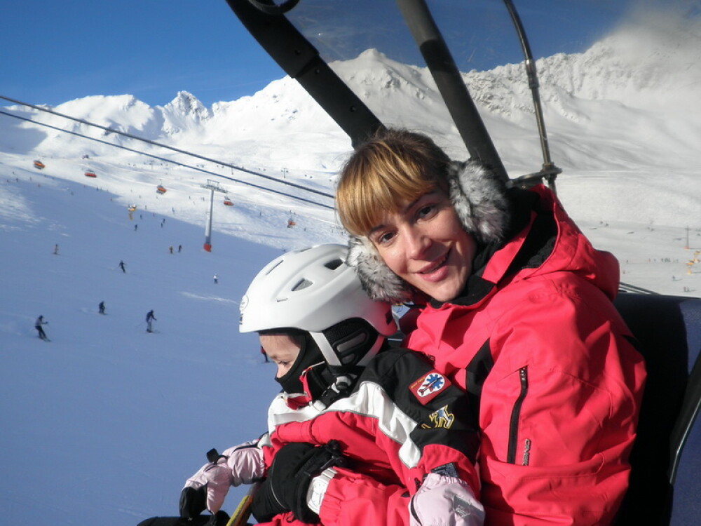 Roxana Ciuhulescu, profesor de schi pentru fetita ei in Austria - Imaginea 1