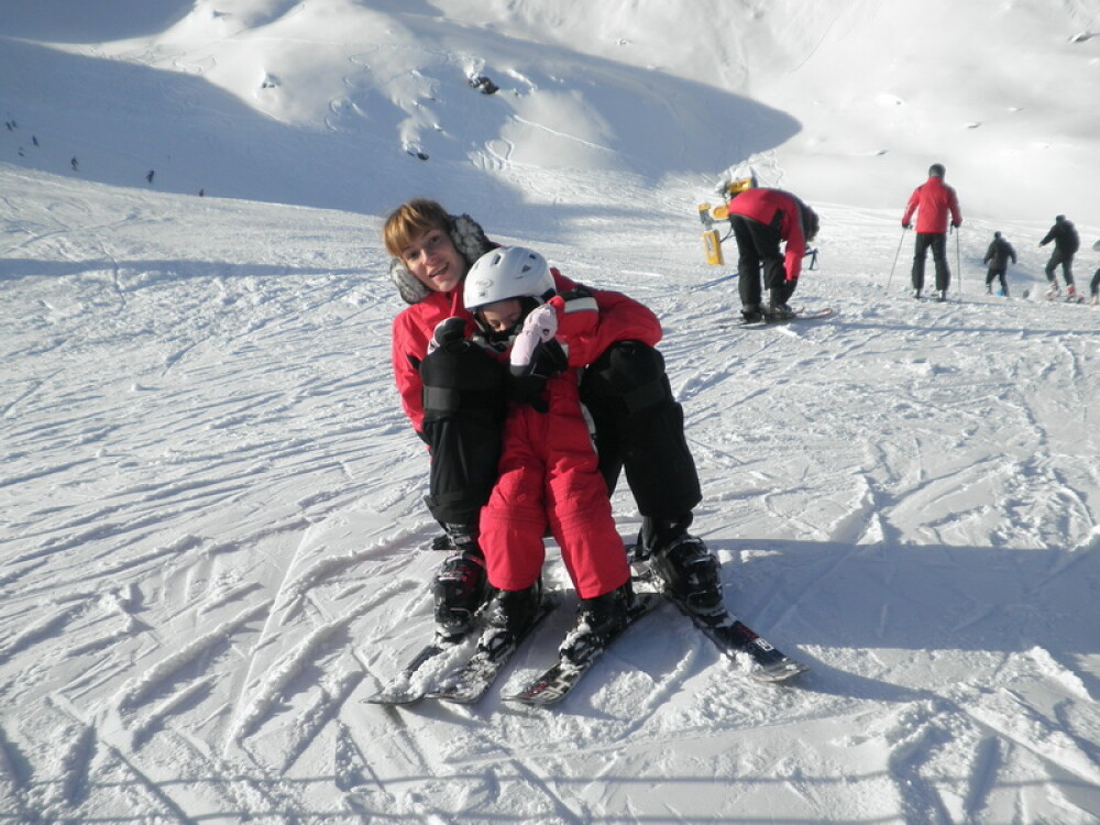 Roxana Ciuhulescu, profesor de schi pentru fetita ei in Austria - Imaginea 2