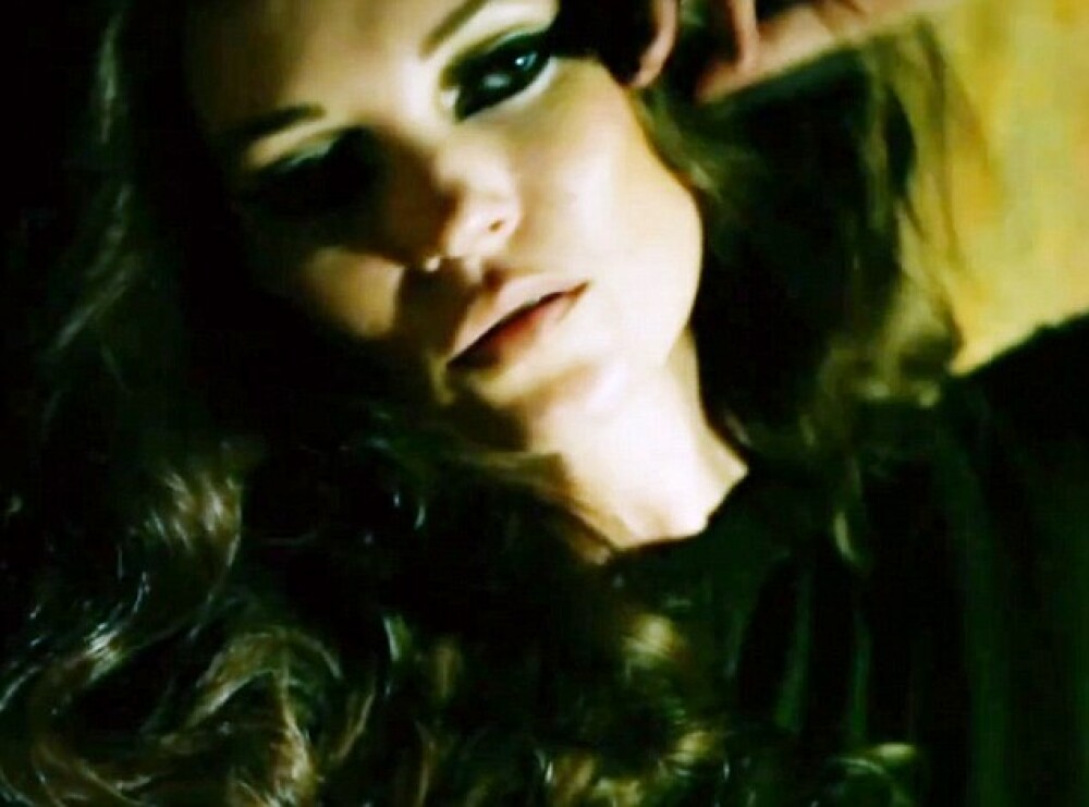 Kate Moss, prostituata in cel mai vulgar pictorial din cariera. Video - Imaginea 1