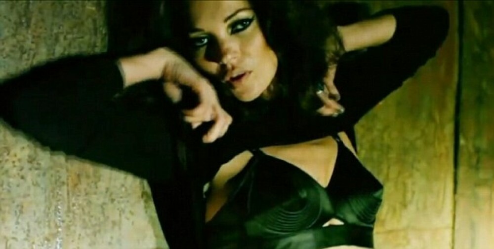 Kate Moss, prostituata in cel mai vulgar pictorial din cariera. Video - Imaginea 3