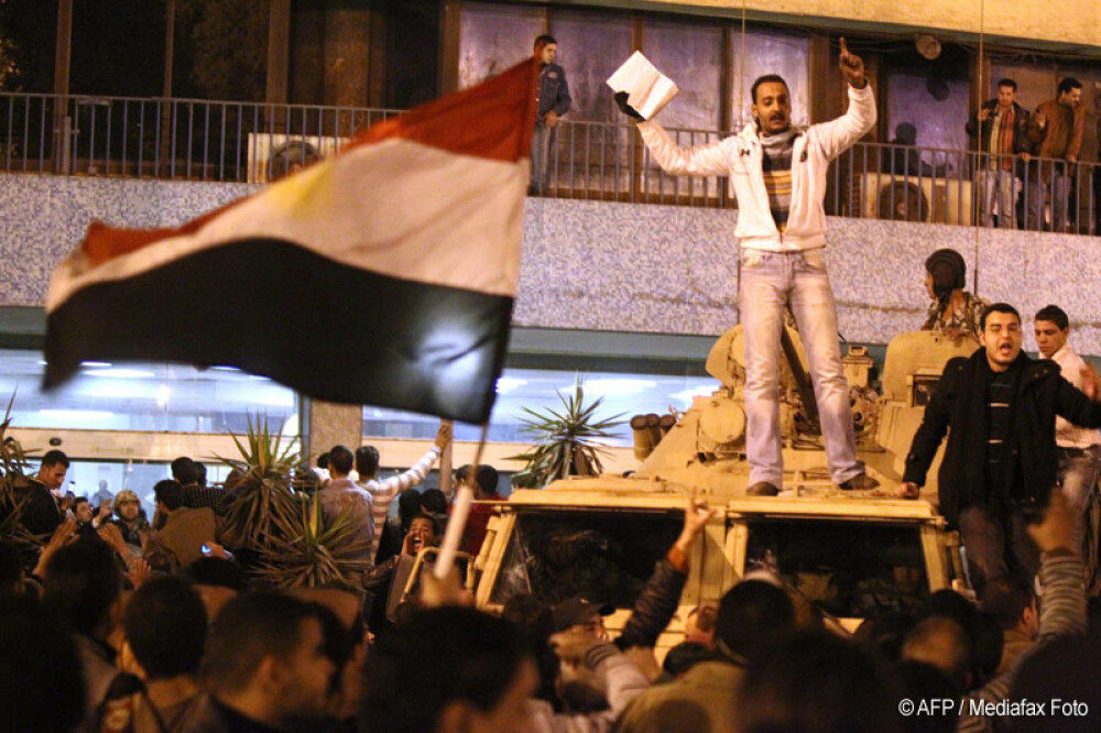 Presedintele se apara cu tancurile. Protestele din Egipt in imagini - Imaginea 6