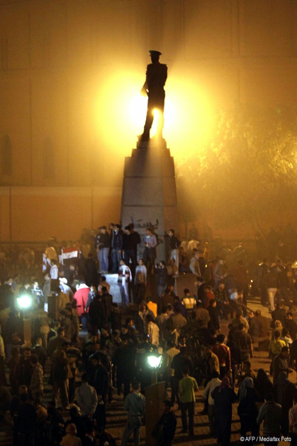 Presedintele se apara cu tancurile. Protestele din Egipt in imagini - Imaginea 7