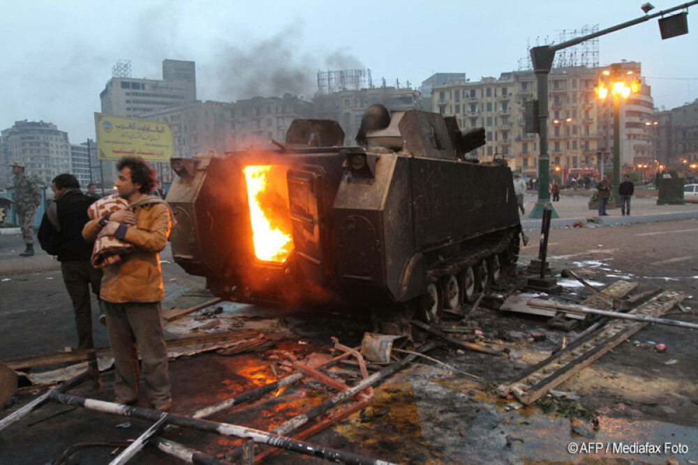 Presedintele se apara cu tancurile. Protestele din Egipt in imagini - Imaginea 11