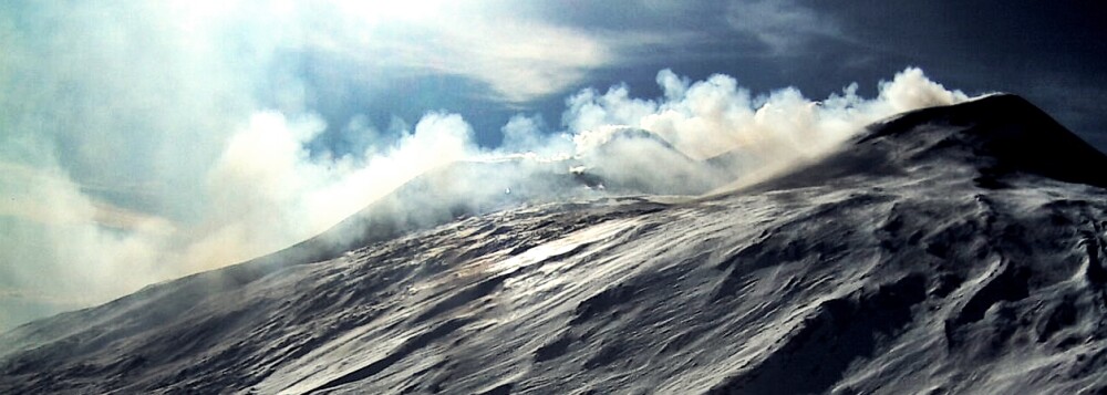 Etna erupe chiar acum. O dara de lava a fost observata in sud-est - Imaginea 1
