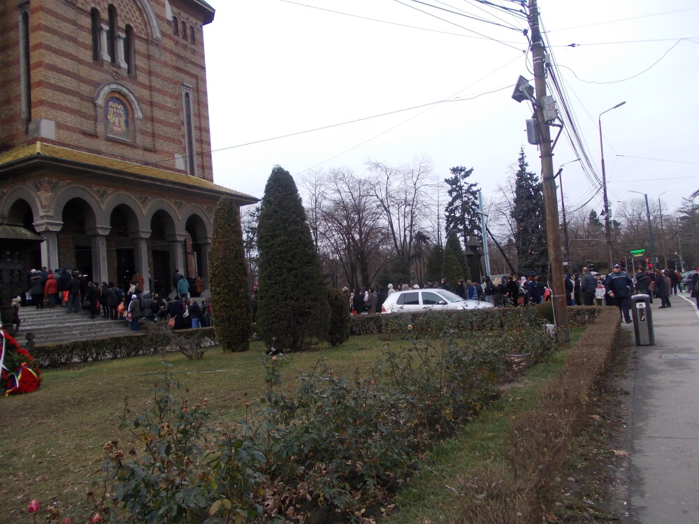 Cu plasa la apa sfintita. Sute de credinciosi au luat cu asalt Catedrala Mitropolitana din Timisoara - Imaginea 4