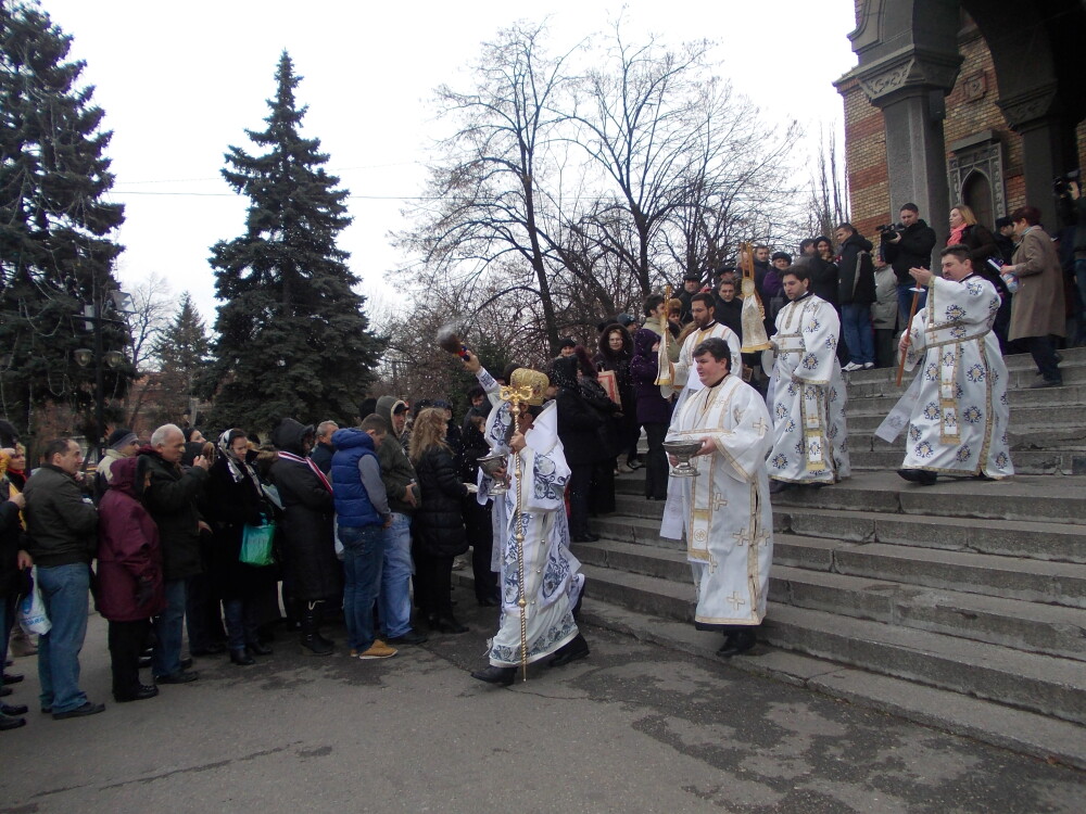 Cu plasa la apa sfintita. Sute de credinciosi au luat cu asalt Catedrala Mitropolitana din Timisoara - Imaginea 6