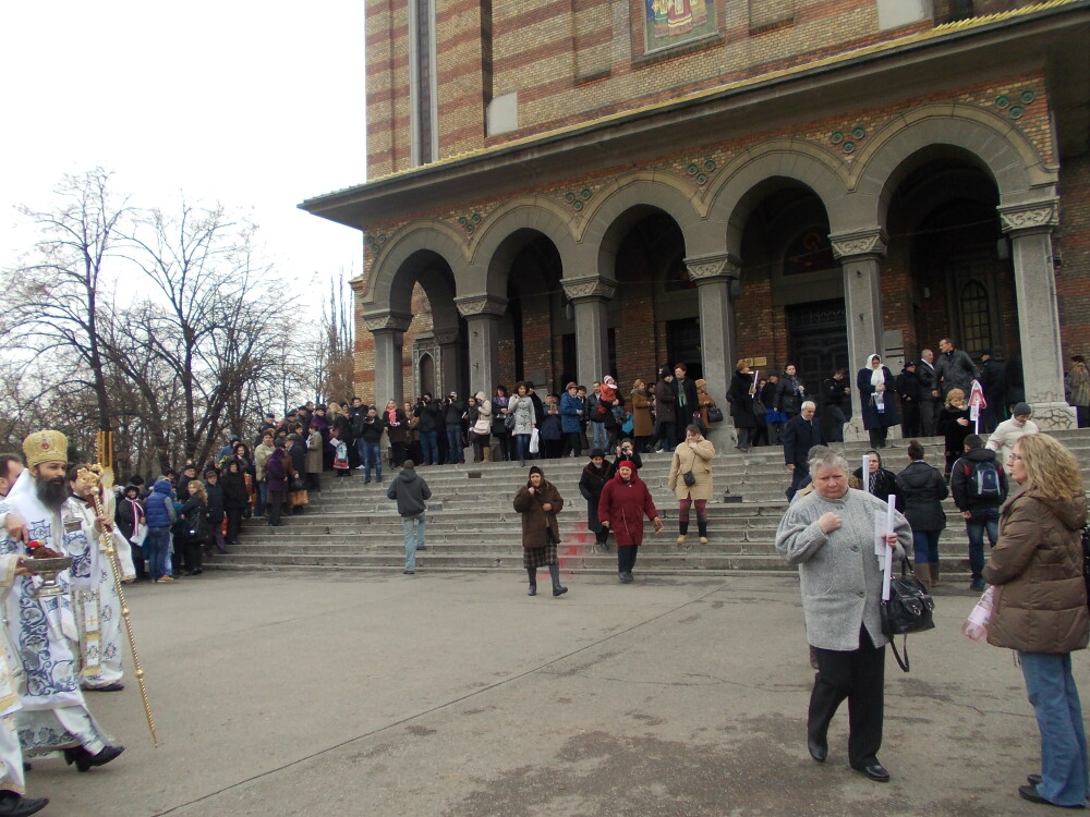 Cu plasa la apa sfintita. Sute de credinciosi au luat cu asalt Catedrala Mitropolitana din Timisoara - Imaginea 7