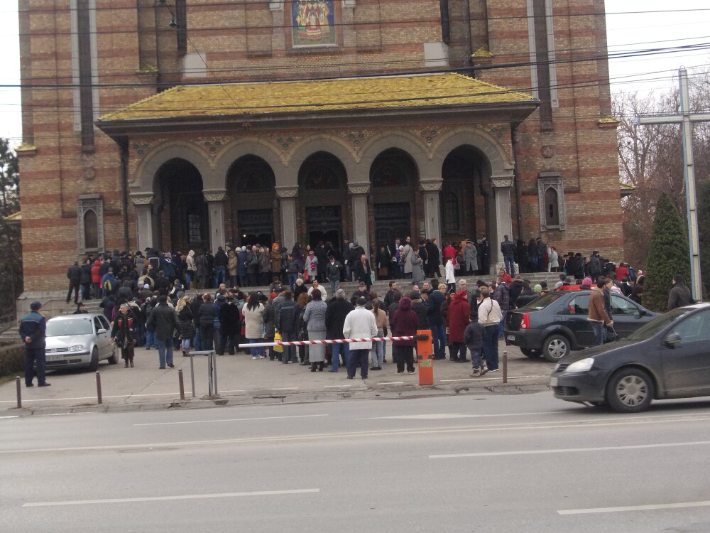 Cu plasa la apa sfintita. Sute de credinciosi au luat cu asalt Catedrala Mitropolitana din Timisoara - Imaginea 8