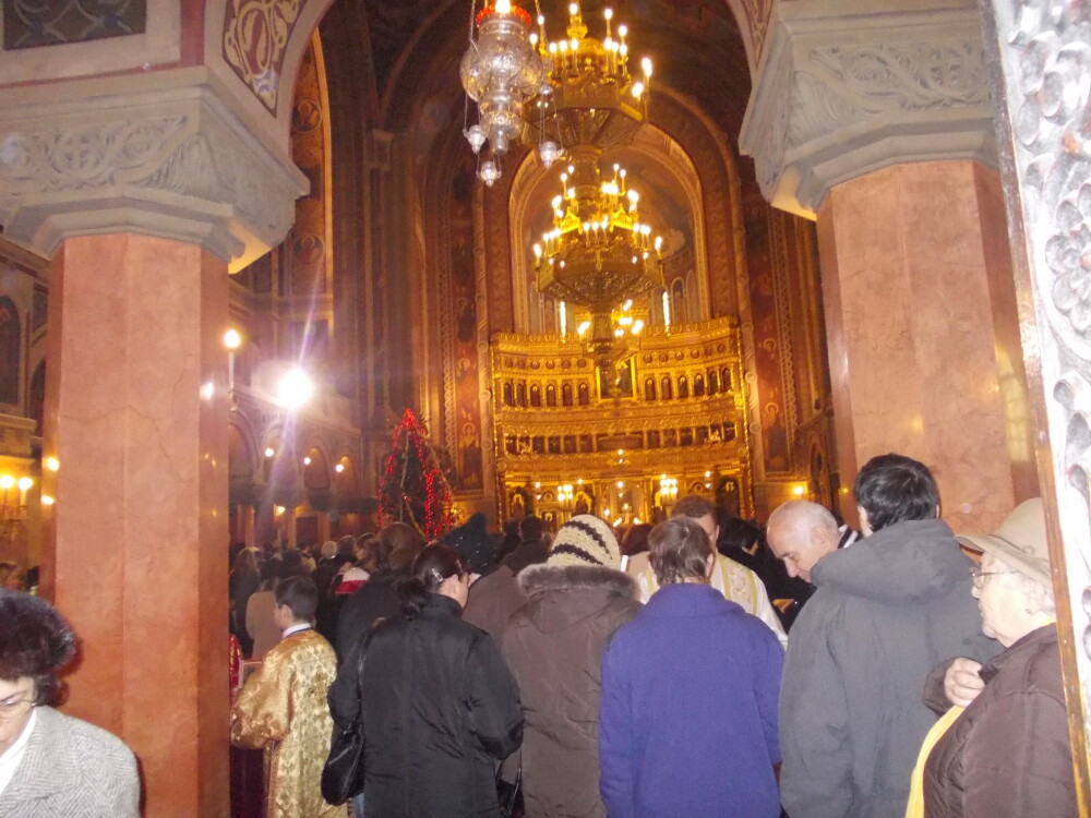 Cu plasa la apa sfintita. Sute de credinciosi au luat cu asalt Catedrala Mitropolitana din Timisoara - Imaginea 9