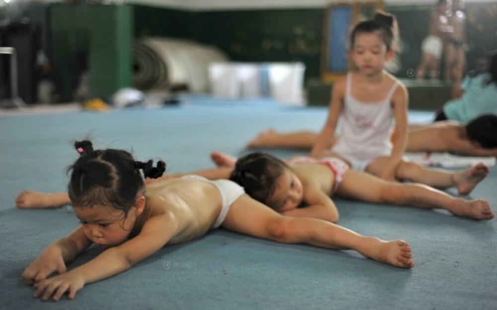 Antrenamente in lacrimi si durere. Prin ce chinuri trec micile gimnaste din China pentru un vis FOTO - Imaginea 4