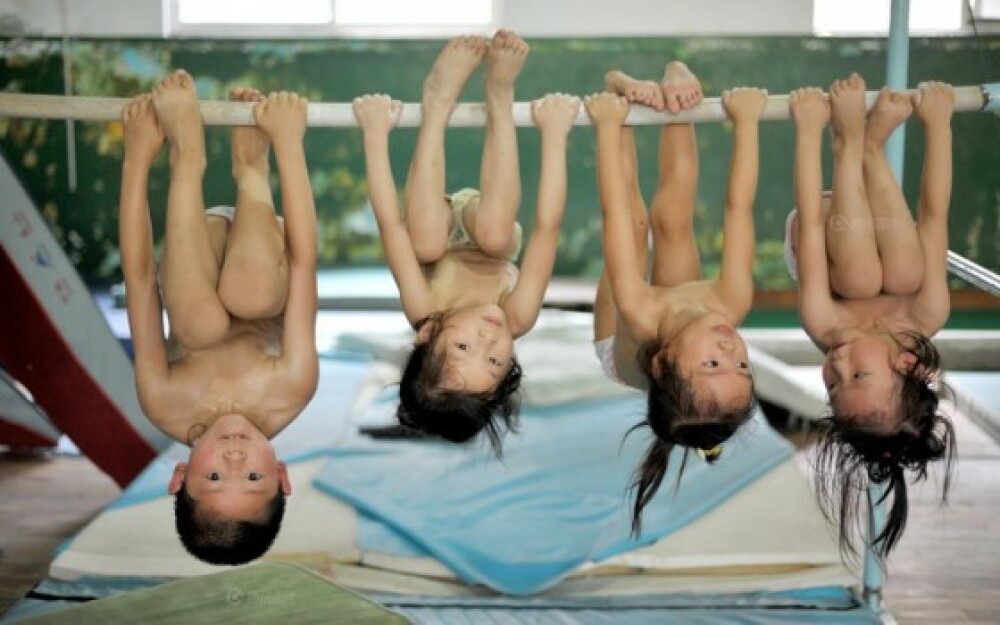 Antrenamente in lacrimi si durere. Prin ce chinuri trec micile gimnaste din China pentru un vis FOTO - Imaginea 5