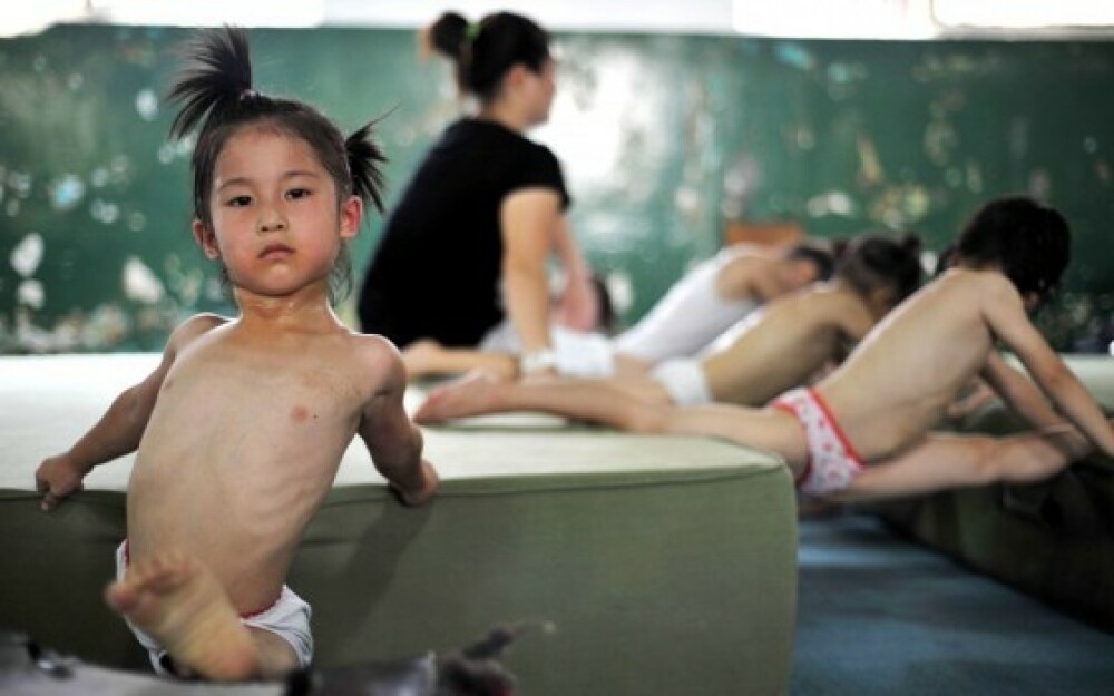 Antrenamente in lacrimi si durere. Prin ce chinuri trec micile gimnaste din China pentru un vis FOTO - Imaginea 10