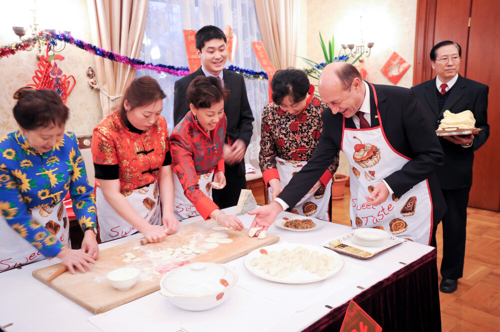 Imagini inedite cu Traian Basescu: intr-un sort de bucatarie, alaturi de cativa cetateni chinezi - Imaginea 1