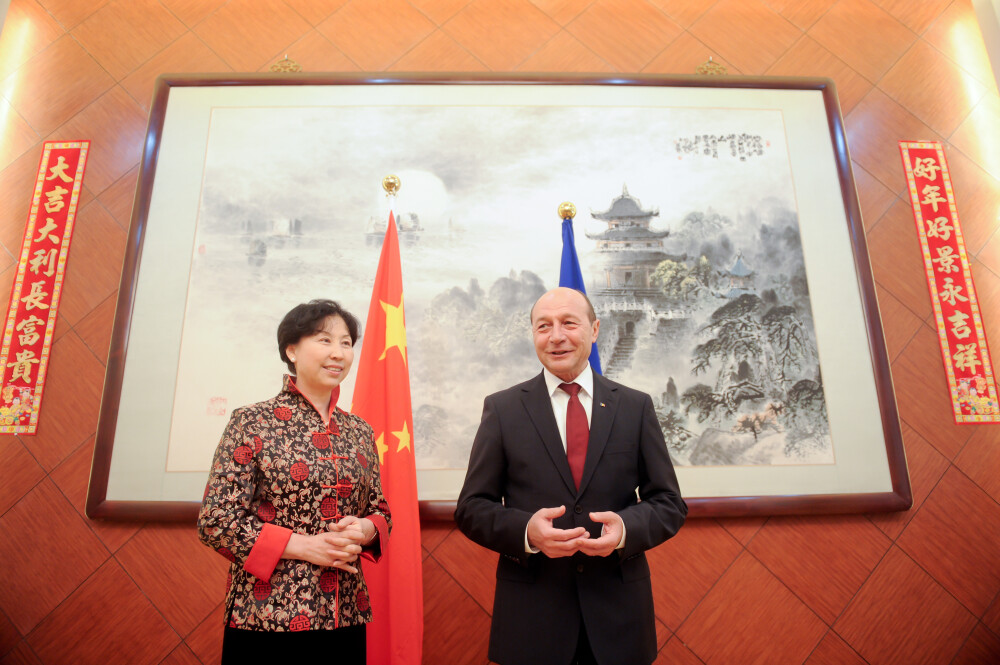Imagini inedite cu Traian Basescu: intr-un sort de bucatarie, alaturi de cativa cetateni chinezi - Imaginea 2