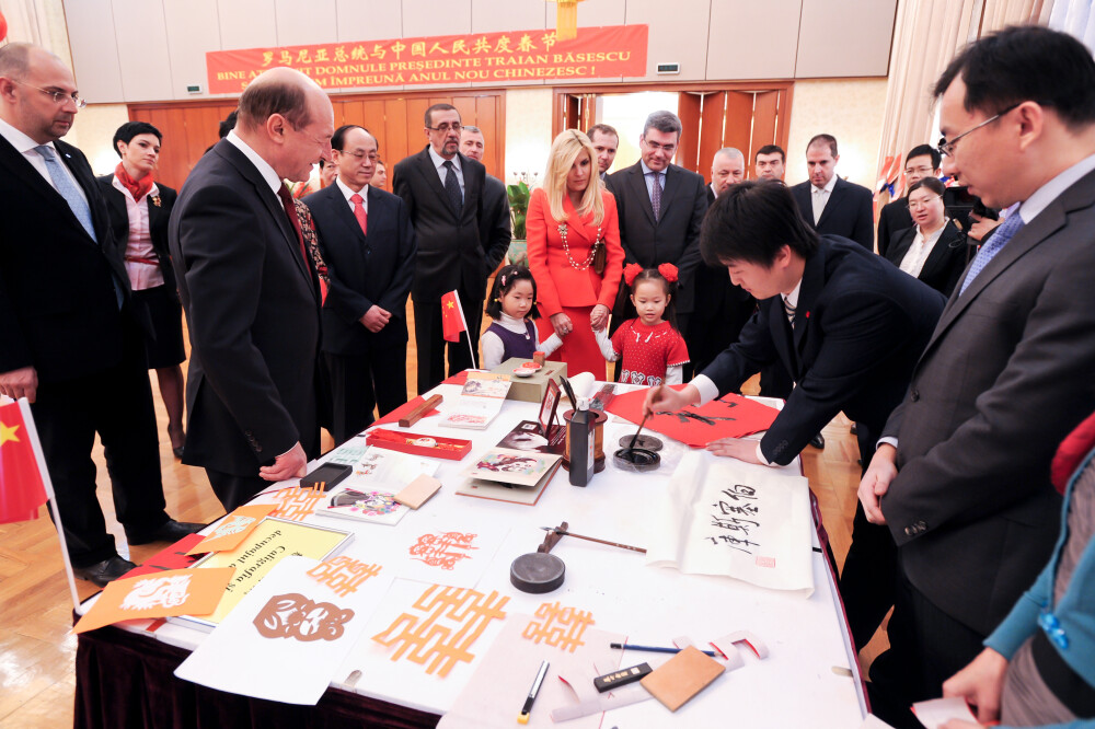 Imagini inedite cu Traian Basescu: intr-un sort de bucatarie, alaturi de cativa cetateni chinezi - Imaginea 4