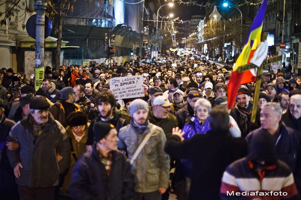 Noapte sub semnul violentelor in Capitala. Peste 2.000 de oameni au protestat in Piata Universitatii - Imaginea 5