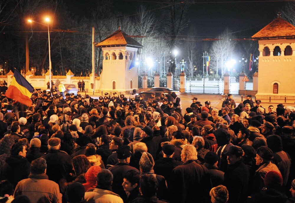 Noapte sub semnul violentelor in Capitala. Peste 2.000 de oameni au protestat in Piata Universitatii - Imaginea 4