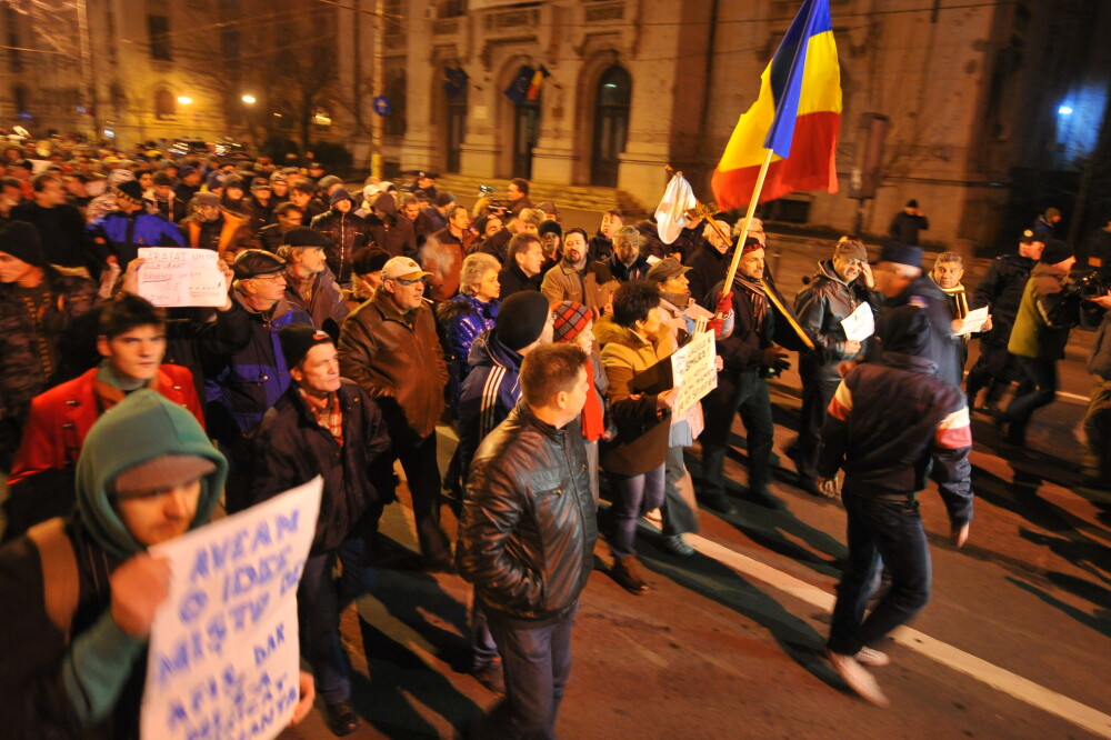 Noapte sub semnul violentelor in Capitala. Peste 2.000 de oameni au protestat in Piata Universitatii - Imaginea 3