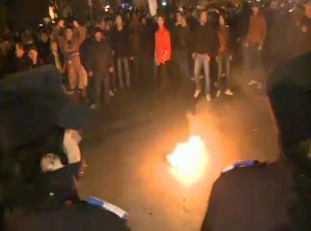 Noapte sub semnul violentelor in Capitala. Peste 2.000 de oameni au protestat in Piata Universitatii - Imaginea 2
