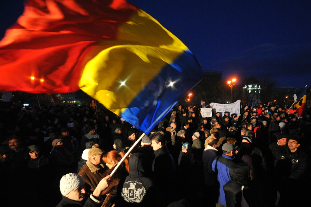 A noua zi de proteste la Timisoara. Zeci de nemultumiti au scandat in Piata Operei - Imaginea 1