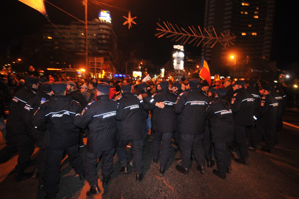 Noapte sub semnul violentelor in Capitala. Peste 2.000 de oameni au protestat in Piata Universitatii - Imaginea 6