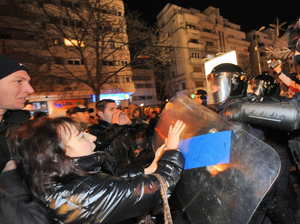 Noapte sub semnul violentelor in Capitala. Peste 2.000 de oameni au protestat in Piata Universitatii - Imaginea 7